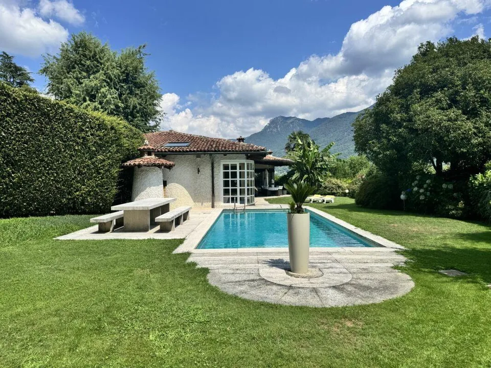 Exklusive Villa mit großem Garten und Pool – Foto 9 von 9