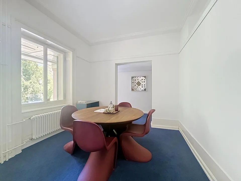 Stilvolle Büroräume in charaktervoller Villa im Herzen von Zollikon – Foto 2 von 3