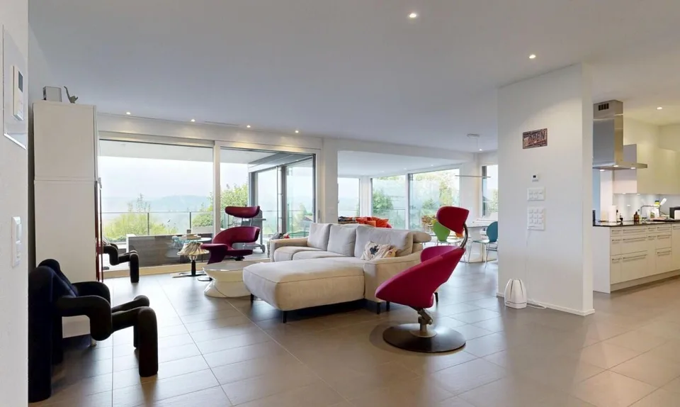 Wohnen mit Weitblick ? 4.5-Zimmer-Terrassenwohnung mit Doppelgarage – Foto 2 von 11