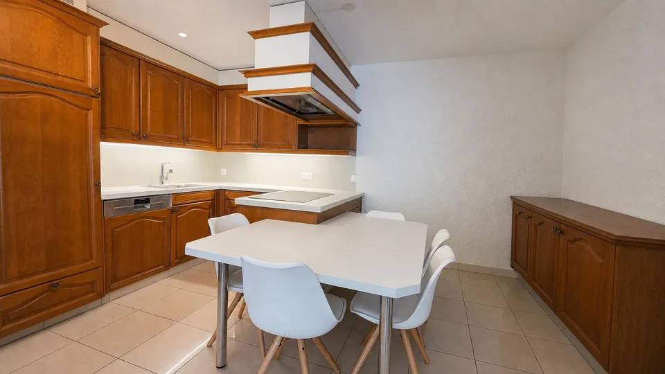 Grosszügige, helle 3,5-Zimmer-Maisonette-Dachwohnung an zentraler Lage