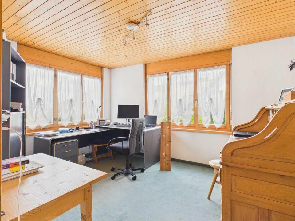 gepflegtes 6.5-Zi.-Einfamilienhaus mit Doppel-Garage und schöner Gartenanlage – Foto 9 von 13