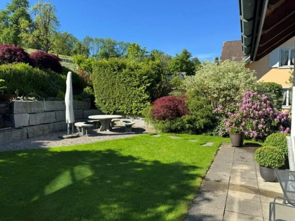 gepflegtes 6.5-Zi.-Einfamilienhaus mit Doppel-Garage und schöner Gartenanlage – Foto 2 von 13