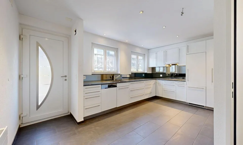 Classic charm, modern living - row house with development potential – photo 2 of 11