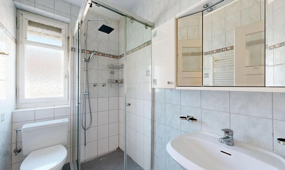 Classic charm, modern living - row house with development potential – photo 10 of 11