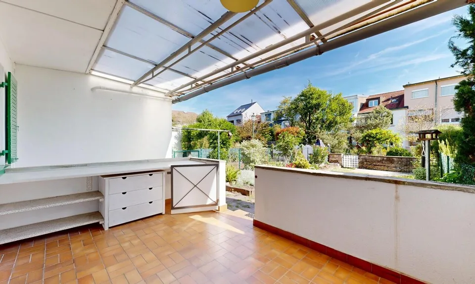 Classic charm, modern living - row house with development potential – photo 5 of 11