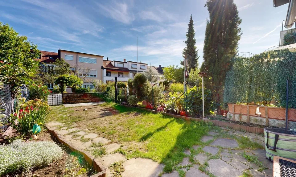 Classic charm, modern living - row house with development potential – photo 8 of 11