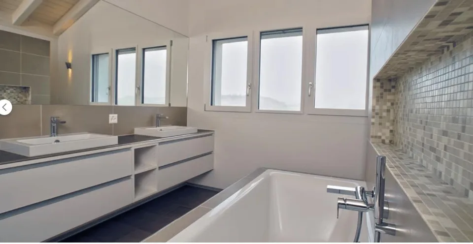 Nouveau bâtiment 2027 : 150 m² d'espace de vie sur deux étages, galerie ouverte avec baignoire indépendante et norme Minergie