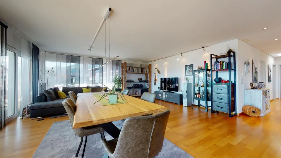 Moderne 4 1/2-Zimmer Terrassenwohnung mit 180° Bergsicht – Foto 10 von 29