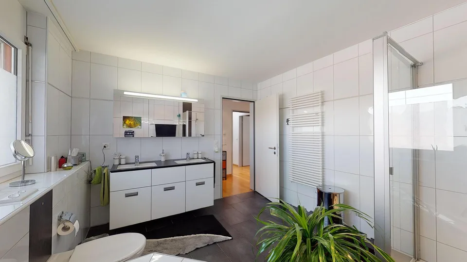 Moderne 4 1/2-Zimmer Terrassenwohnung mit 180° Bergsicht – Foto 19 von 29