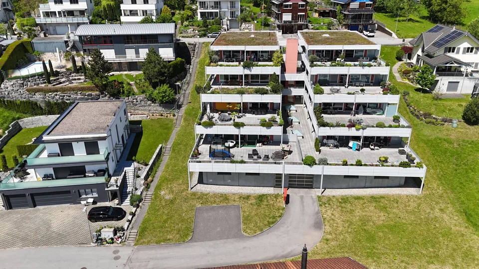 Moderne 4 1/2-Zimmer Terrassenwohnung mit 180° Bergsicht – Foto 29 von 29
