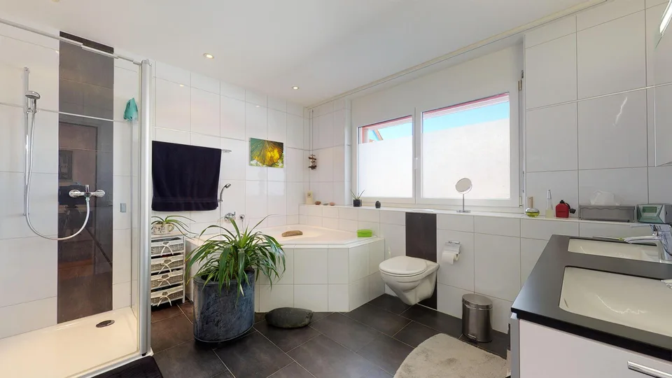 Moderne 4 1/2-Zimmer Terrassenwohnung mit 180° Bergsicht – Foto 18 von 29