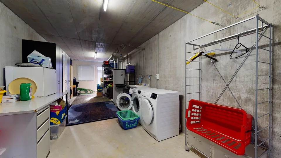 Moderne 4 1/2-Zimmer Terrassenwohnung mit 180° Bergsicht – Foto 23 von 29