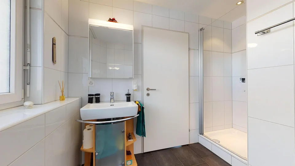Moderne 4 1/2-Zimmer Terrassenwohnung mit 180° Bergsicht – Foto 21 von 29