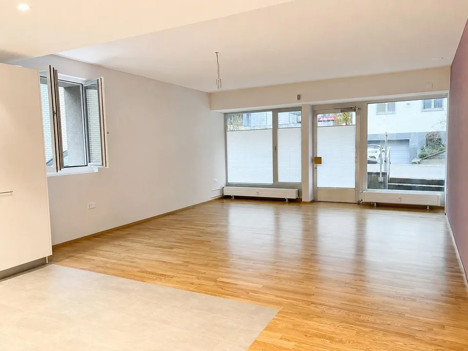 Grosse und neuwertige 3.5-Zimmer-Wohnung zu vermieten