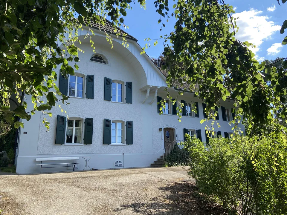 Traumhafte 6.5 Zimmer-Wohnung in historischer Landhausvilla