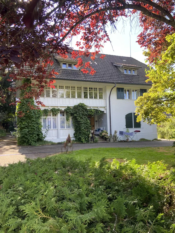 Traumhafte 6.5 Zimmer-Wohnung in historischer Landhausvilla