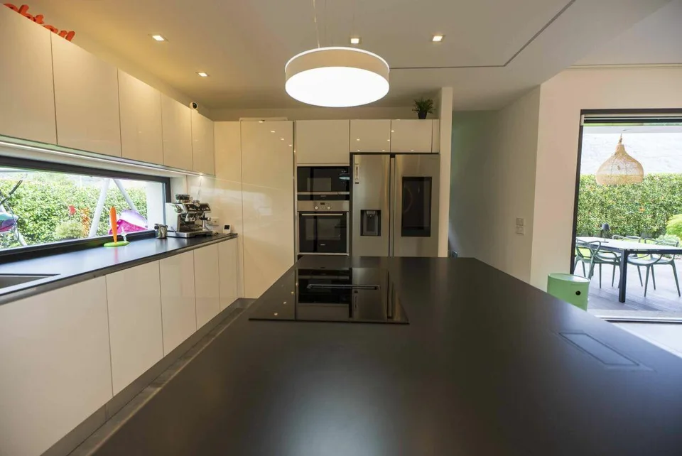 Wir verkaufen eine moderne und komfortable Villa mit Garten – Foto 9 von 15