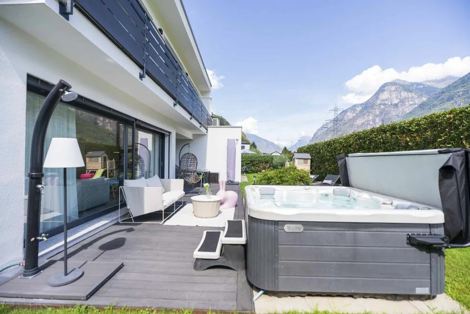 Wir verkaufen eine moderne und komfortable Villa mit Garten – Foto 2 von 15