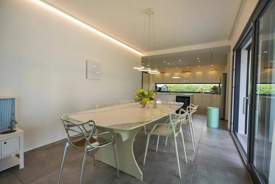 Wir verkaufen eine moderne und komfortable Villa mit Garten – Foto 7 von 15