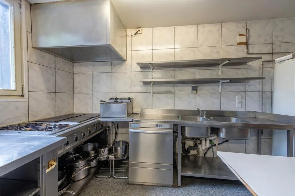 Wo Wohnen auf Gewerbe trifft - Vielseitige Liegenschaft mit Restaurant & Lagergebäude – Foto 7 von 13