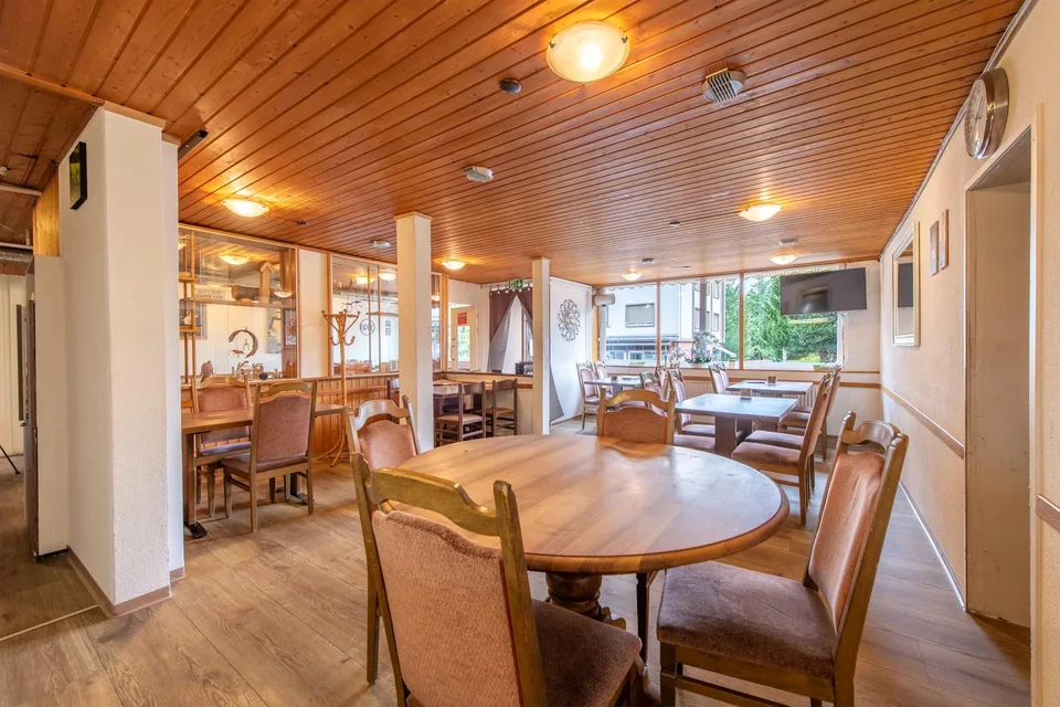 Wo Wohnen auf Gewerbe trifft - Vielseitige Liegenschaft mit Restaurant & Lagergebäude – Foto 2 von 13