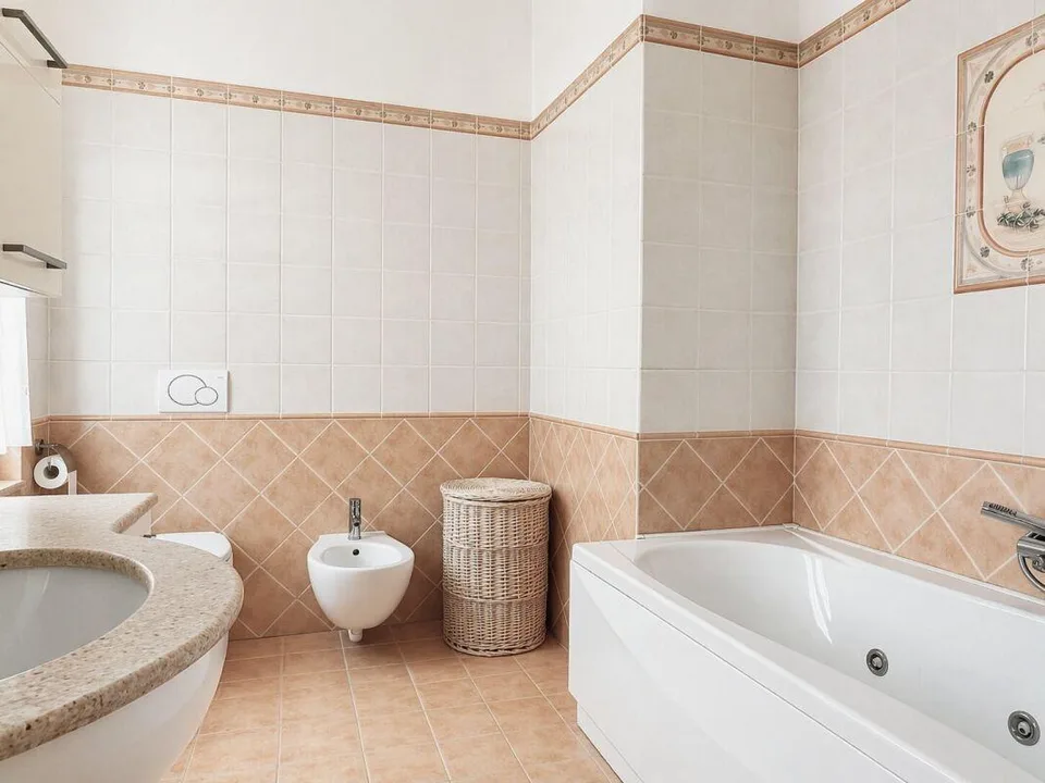 Ampia casa plurifamiliare con autorimessa a Balerna – Foto 10 von 13