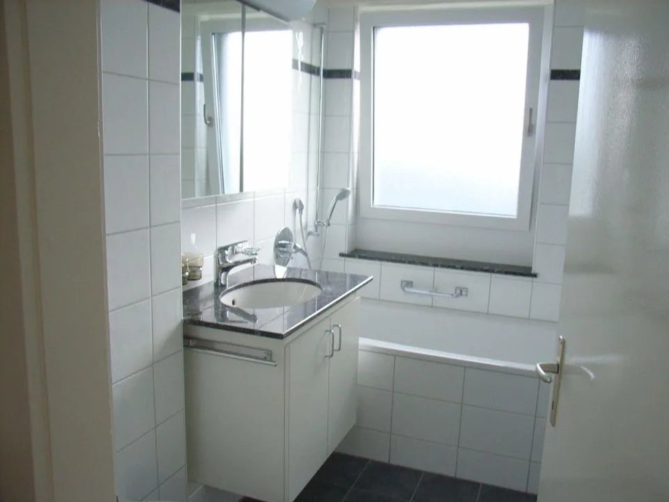 helle und sonnige 2 Zimmerwohnung mit Balkon und schöner Aussicht – photo 2 sur 8