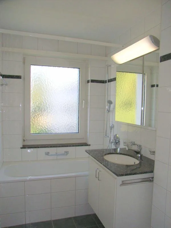 helle und sonnige 2 Zimmerwohnung mit Balkon und schöner Aussicht – photo 3 sur 8