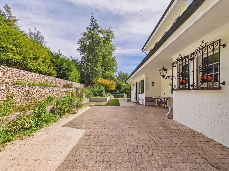 Privater Pool und traumhafte Naturkulisse: 235 m² Wohnfläche, Garagenplätze und rasche Nähe zu Basel
