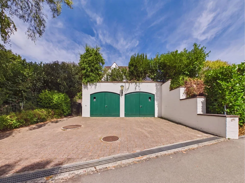 Privater Pool und traumhafte Naturkulisse: 235 m² Wohnfläche, Garagenplätze und rasche Nähe zu Basel