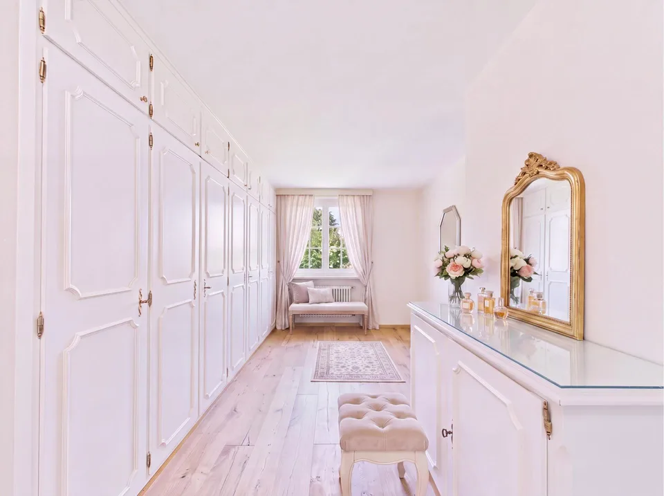 Privater Pool und traumhafte Naturkulisse: 235 m² Wohnfläche, Garagenplätze und rasche Nähe zu Basel
