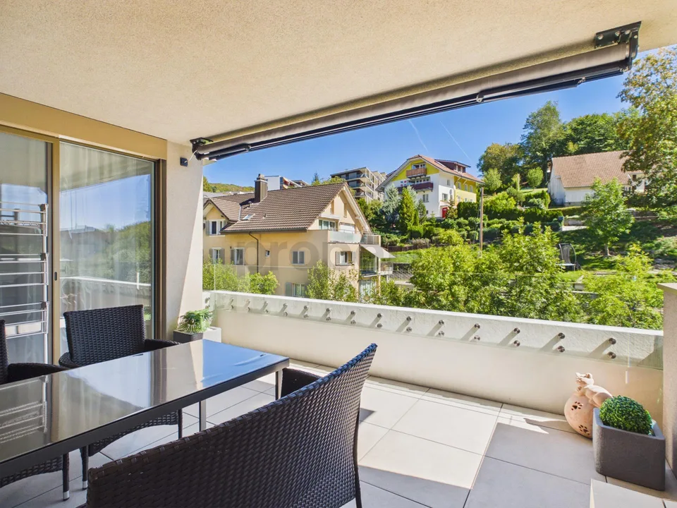 Standard de propriété avec fenêtres panoramiques : Spacieux 74 m², place de parking souterrain incluse et balcon ensoleillé