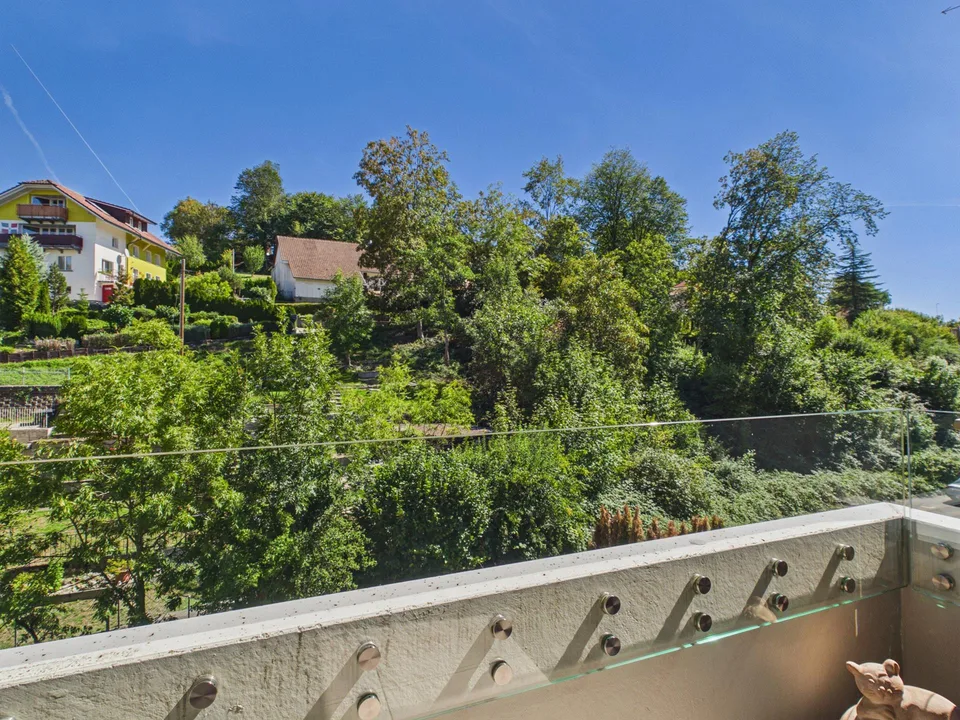 Standard de propriété avec fenêtres panoramiques : Spacieux 74 m², place de parking souterrain incluse et balcon ensoleillé