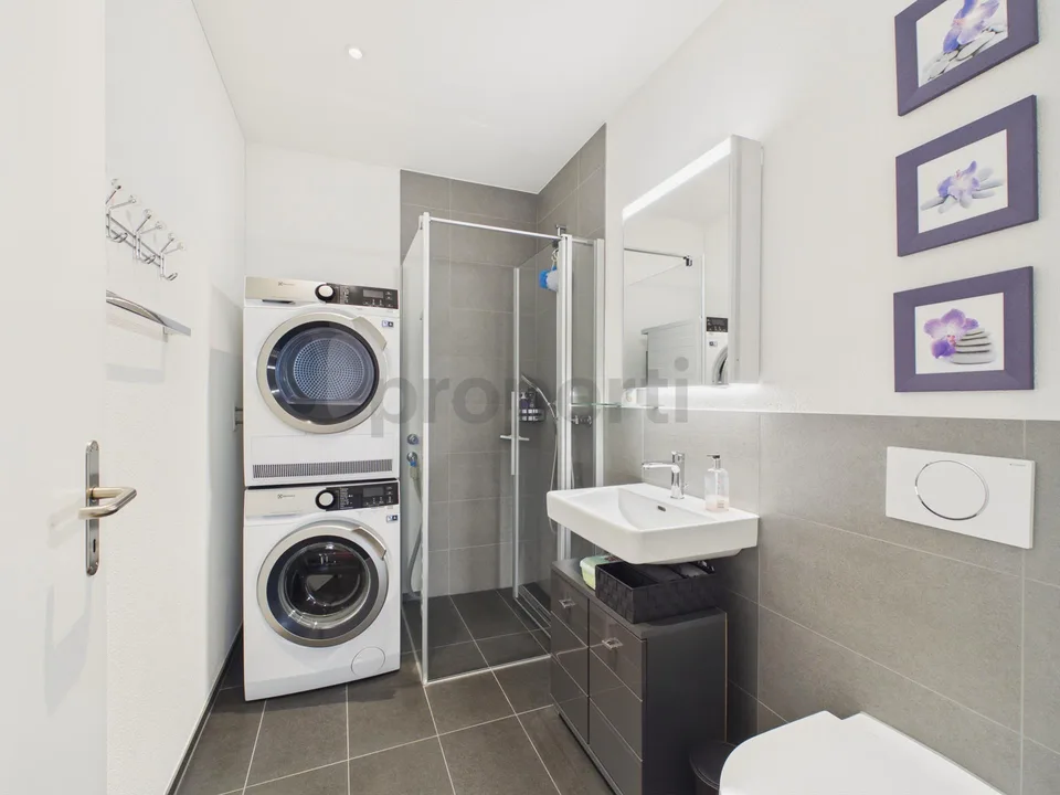 Standard de propriété avec fenêtres panoramiques : Spacieux 74 m², place de parking souterrain incluse et balcon ensoleillé