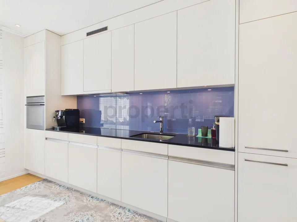 Standard de propriété avec fenêtres panoramiques : Spacieux 74 m², place de parking souterrain incluse et balcon ensoleillé