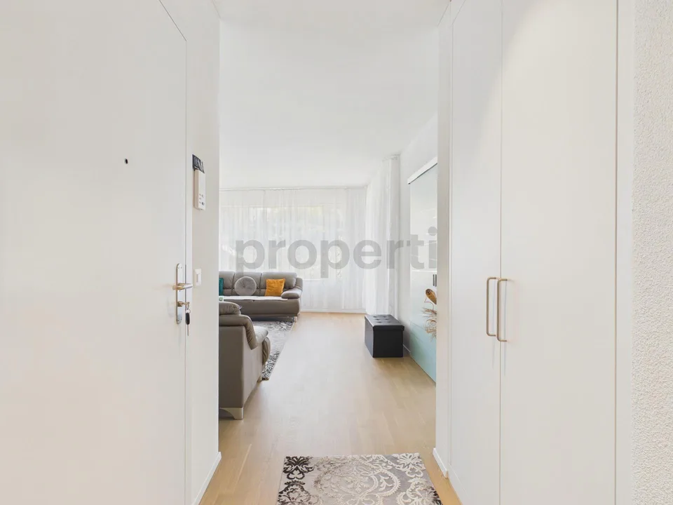 Standard de propriété avec fenêtres panoramiques : Spacieux 74 m², place de parking souterrain incluse et balcon ensoleillé