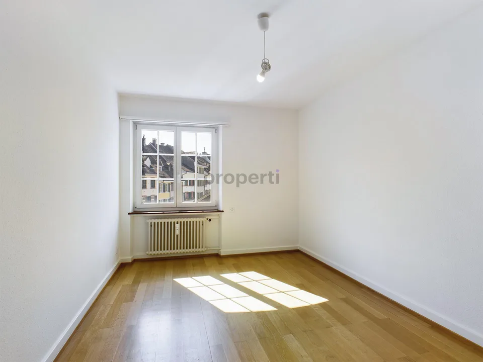Moderne Küche, Balkon und gemeinsame Dachterrasse