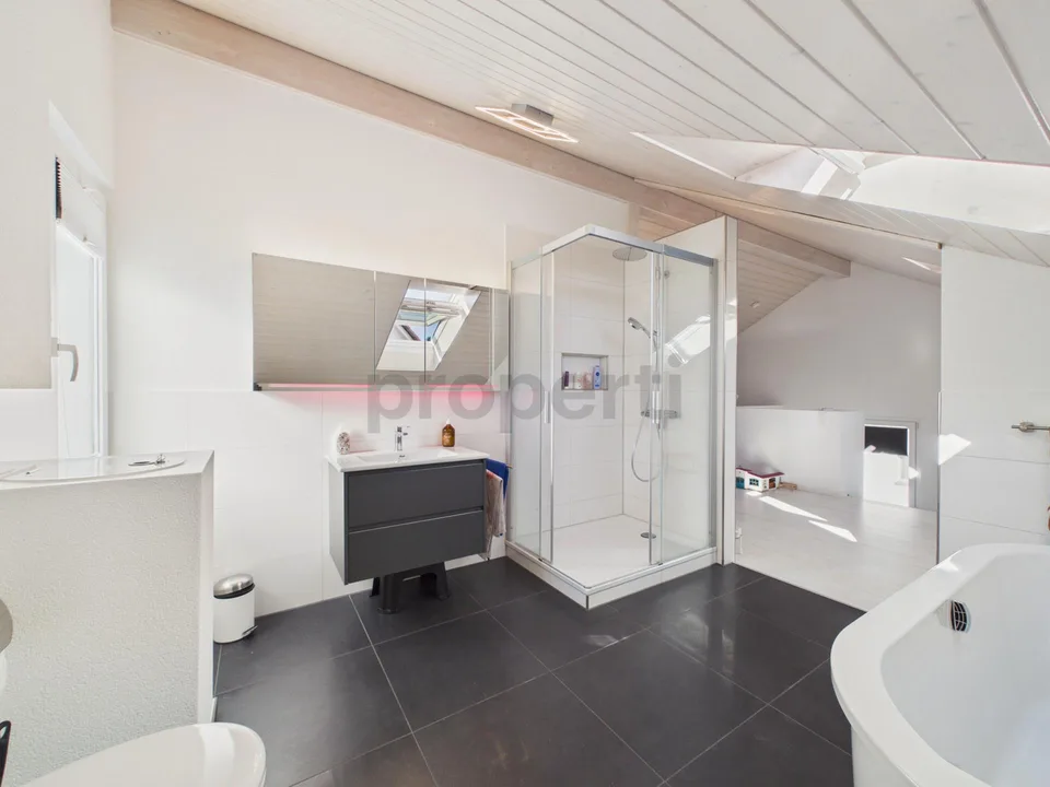 RESERVIERT Freistehendes Einfamilienhaus von 2012: Modulare Fussbod... – Foto 8 von 27