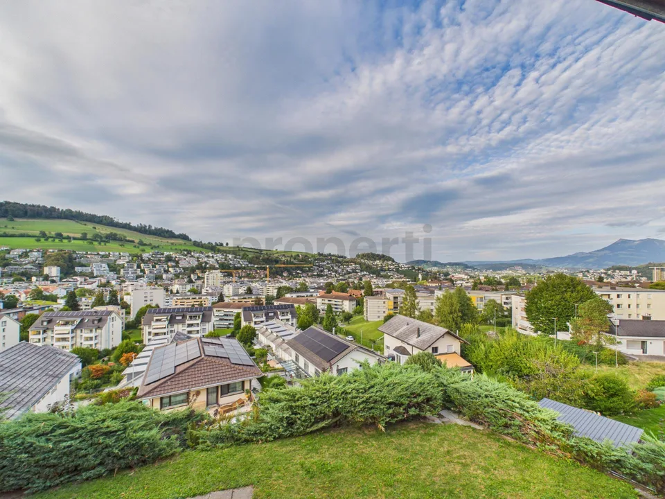 Traumhafter Garten mit Pergola und Fernsicht, Garage und Aussenparkplatz