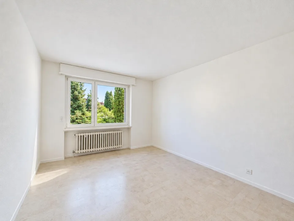 Traumhafter Garten mit Pergola und Fernsicht, Garage und Aussenparkplatz
