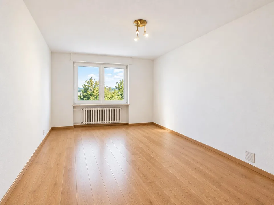 Traumhafter Garten mit Pergola und Fernsicht, Garage und Aussenparkplatz