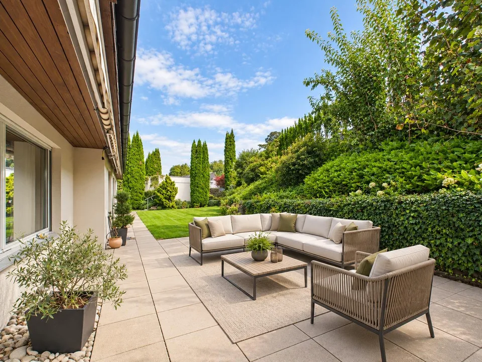 Traumhafter Garten mit Pergola und Fernsicht, Garage und Aussenparkplatz