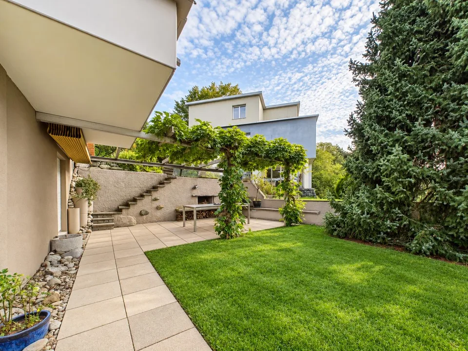 Traumhafter Garten mit Pergola und Fernsicht, Garage und Aussenparkplatz