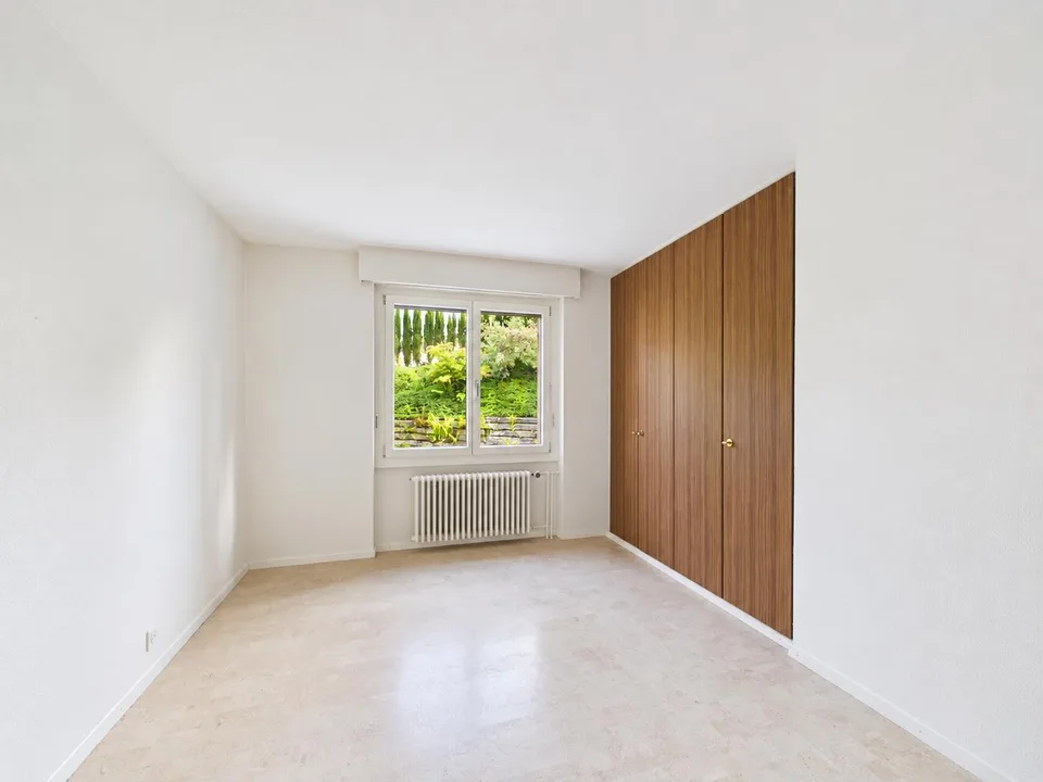 Traumhafter Garten mit Pergola und Fernsicht, Garage und Aussenparkplatz