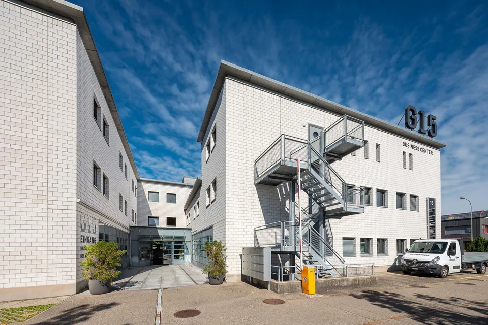 Suchen Sie einen modernen Arbeitsplatz im Herzen von Volketswil?