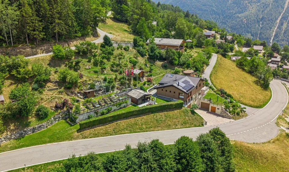 Exclusive: Large chalet in Val de Bagnes with a superb location – photo 2 of 11