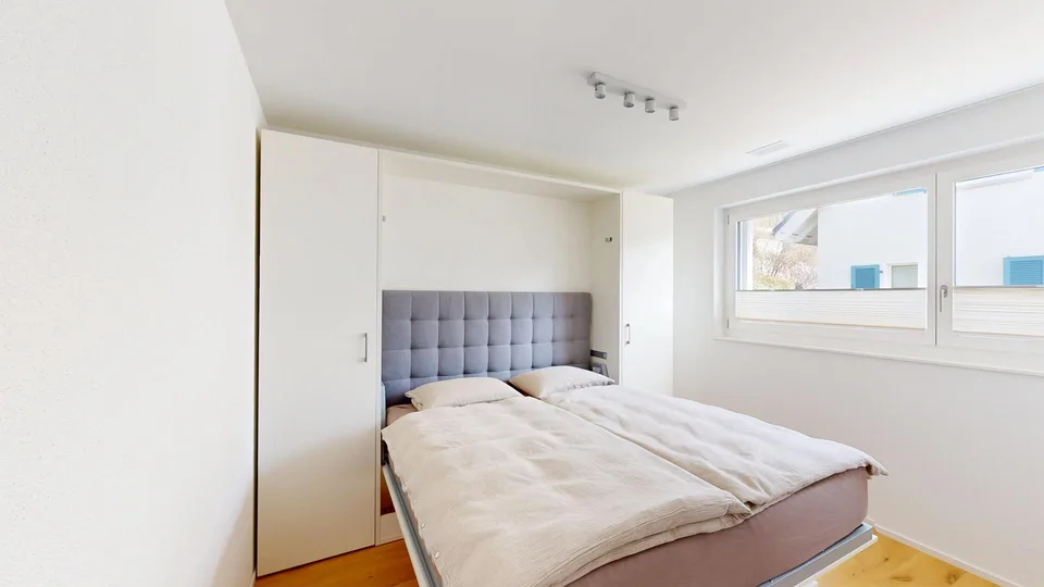 Lichtdurchflutetes 6,5 Zi-Family-Home mit Pool u. drei Garagen – foto 11 di 13