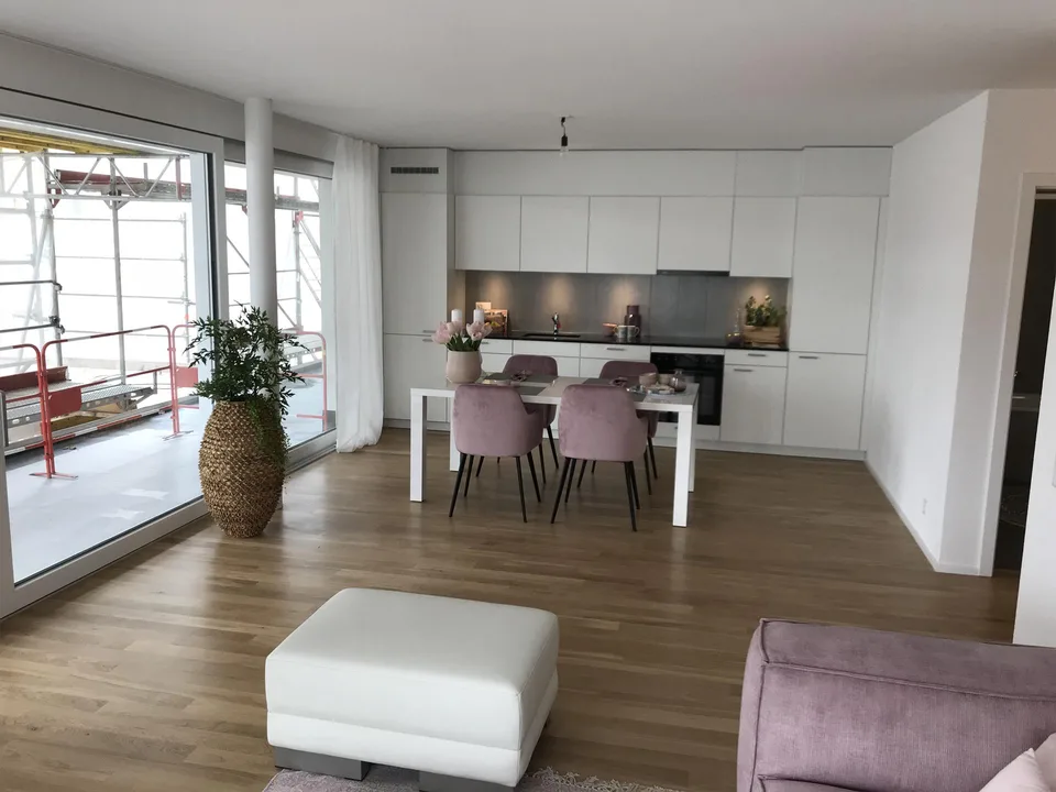Moderne 4.5 Zimmer Wohnung mit Balkon in Pieterlen