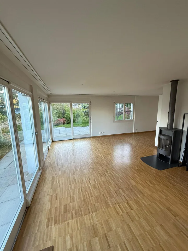 2.5-Zimmer-Gartenwohnung mit Seesicht und grosser Terrasse