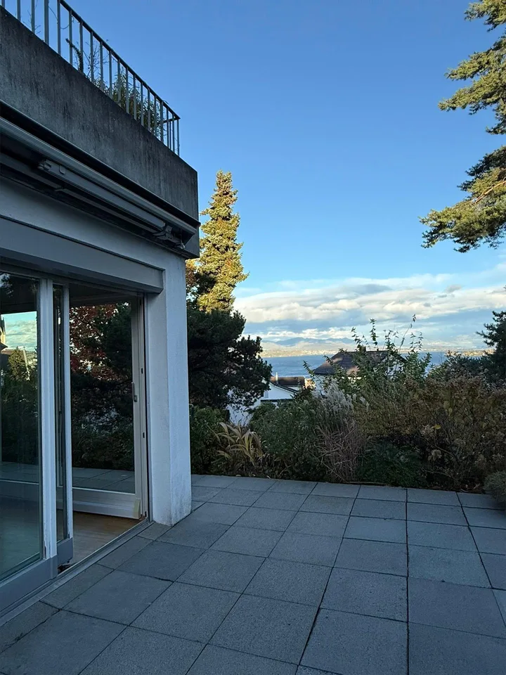 2.5-Zimmer-Gartenwohnung mit Seesicht und grosser Terrasse